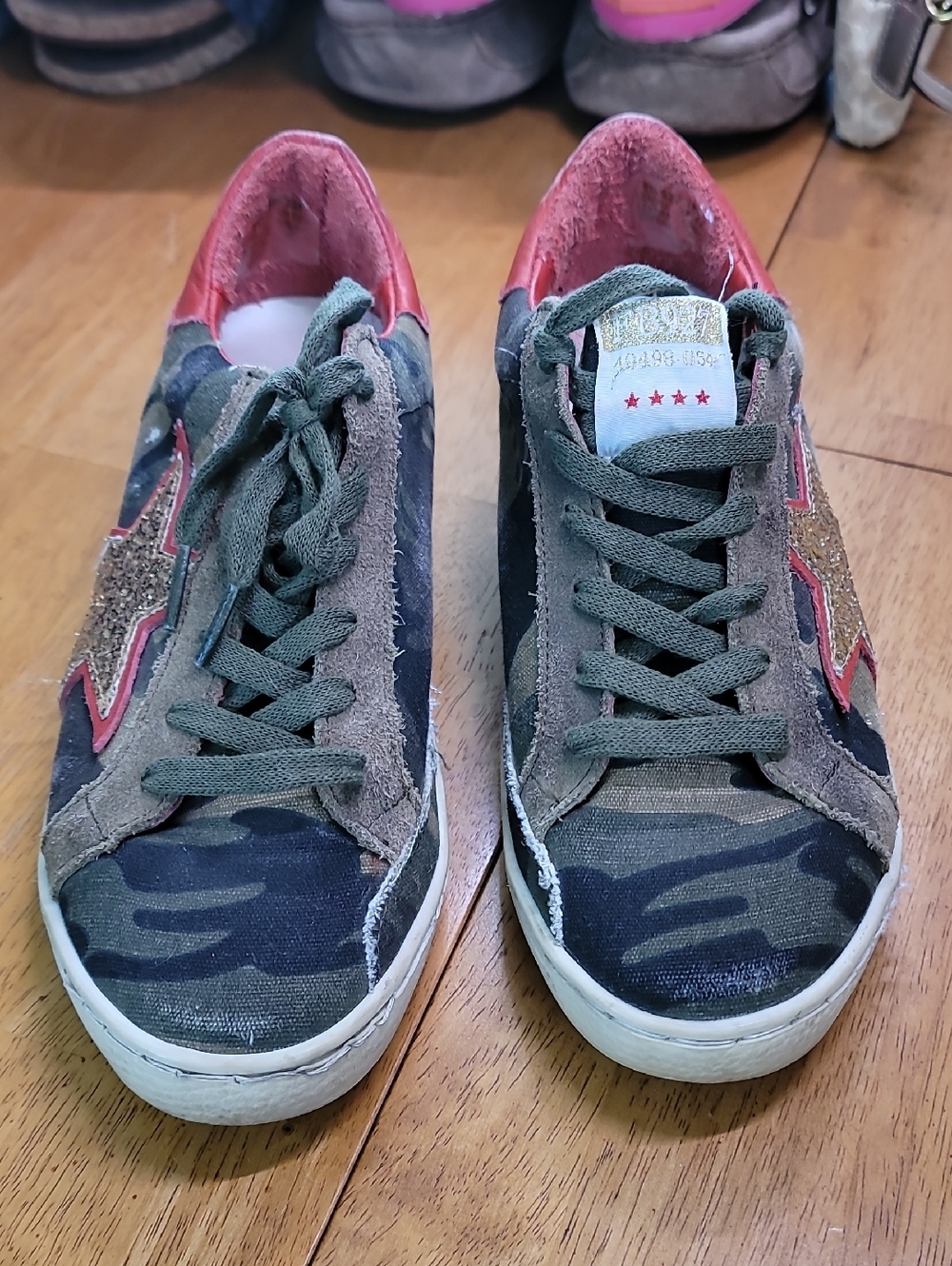 FREEBIRD ☆ Camo Star Accent Casual Sneakers
